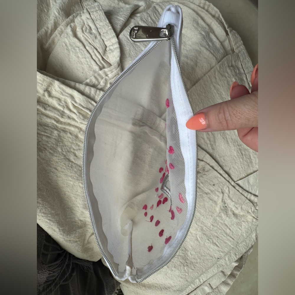 Beautiful Dior Beauty Pouch with embroidered flower petals and Dior in silver - Picture 4 of 10